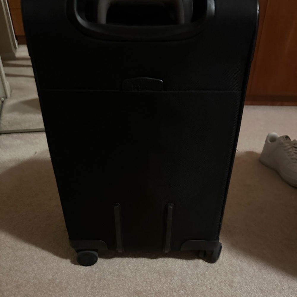 Hartmann Ratio 21 inch Global Carryon Spinner with USB port and suiter.